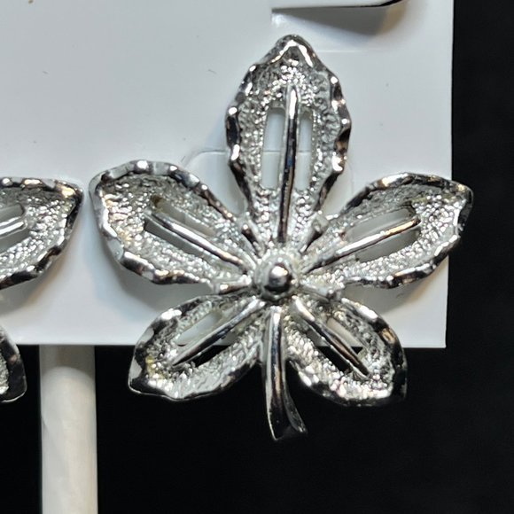 Vintage Sarah Coventry Silver Tone Maple Leaf Clip On Earrings Signed (3773) - Picture 3 of 6